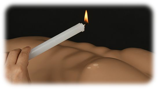 ろうそくを皮膚に垂らす写真