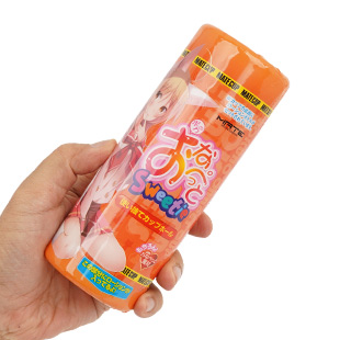 パッケージがわかるようにオナカップを手に持っている