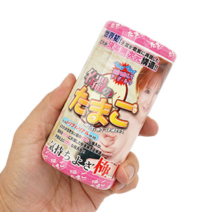 パッケージがわかるようにオナカップを手に持っている