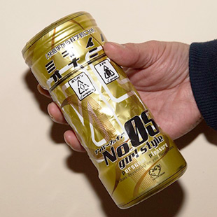 パッケージがわかるようにオナカップを手に持っている