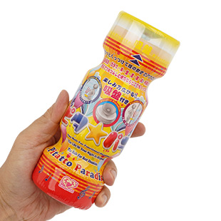 パッケージがわかるようにオナカップを手に持っている